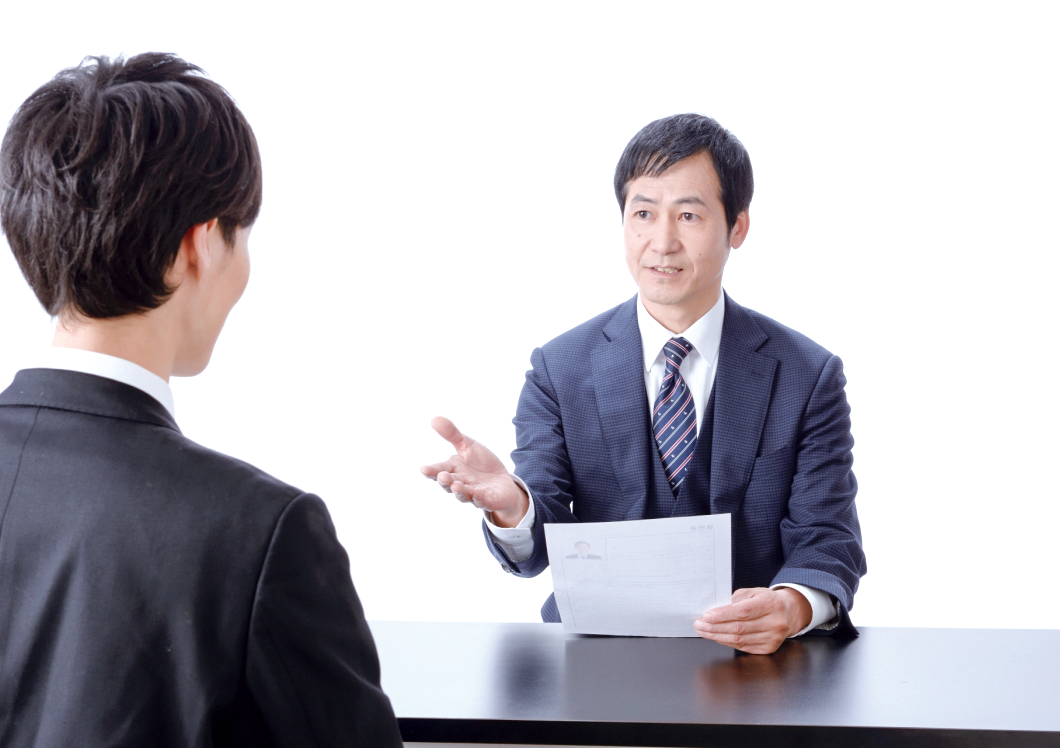 机をはさんで面接をする面接官と学生